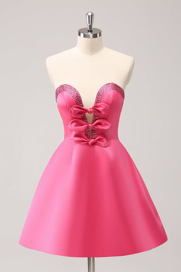 Vestido de fiesta corto sin tirantes con lazos y cuentas en color fucsia brillante